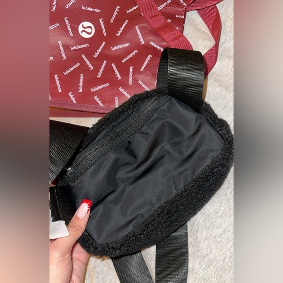 Lululemon Everywhere Belt Bag - Picture 3 of 4